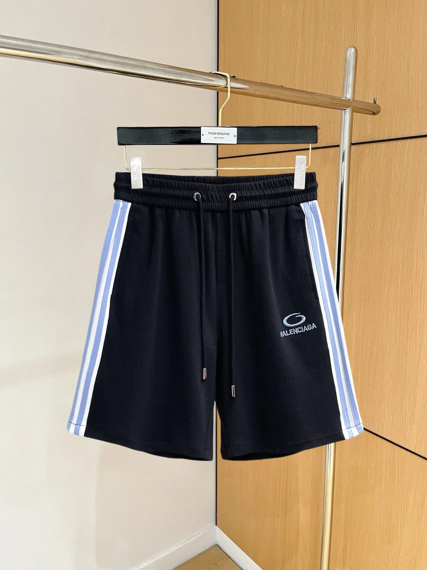 Balenciaga's three-standard complete 2026 summer New Arrival men's casual shorts, advanced custom-made Breathable fabric, Breathable fabric, extremely stretchy and comfortable, impeccable details, top-grade accessories, original logo design concept, delicate and soft feel! The upper body fit is awesome! Size: M-XXXL Please state your height and weight when ordering